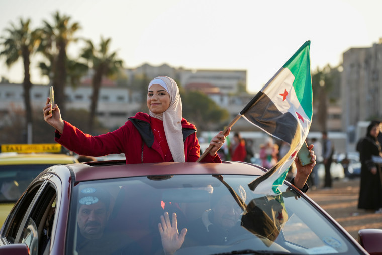 Los sirios celebran la victoria contra el régimen de Assad en la plaza Omeya