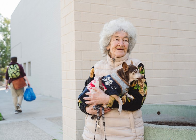 Svetlana Sornekova, de 88 años, evacuó su casa en Santa Mónica