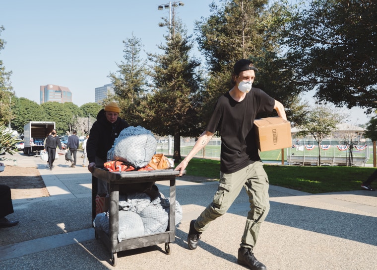 Los voluntarios distribuyen agua y otros suministros en el Centro Recreativo de Westwood el jueves 9 de enero de 2025. 