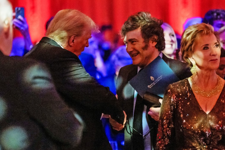 De nieuwgekozen president Donald Trump schudt de Argentijnse president Javier Milei de hand tijdens het America First Policy Institute-gala in Mar-A-Lago in Palm Beach, Florida, op 14 november 2024. 