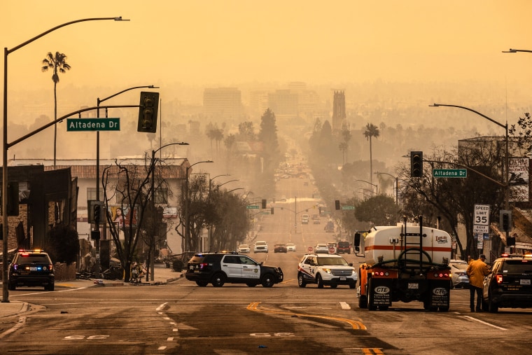  Smoke from the Eaton Fire 