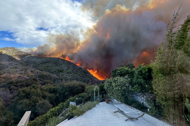 The fire spreads by the wind at 11:04 a.m.