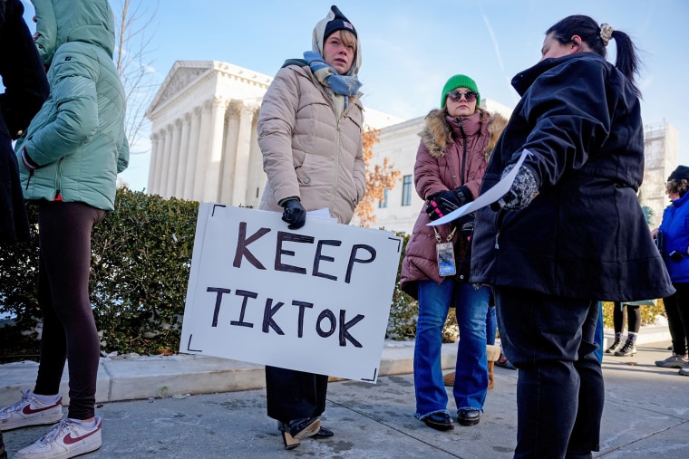 Demonstrators support Tiktok outside the Supreme Court