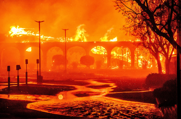 Image: The Pasadena Jewish Temple & Center burns during the Eaton fire