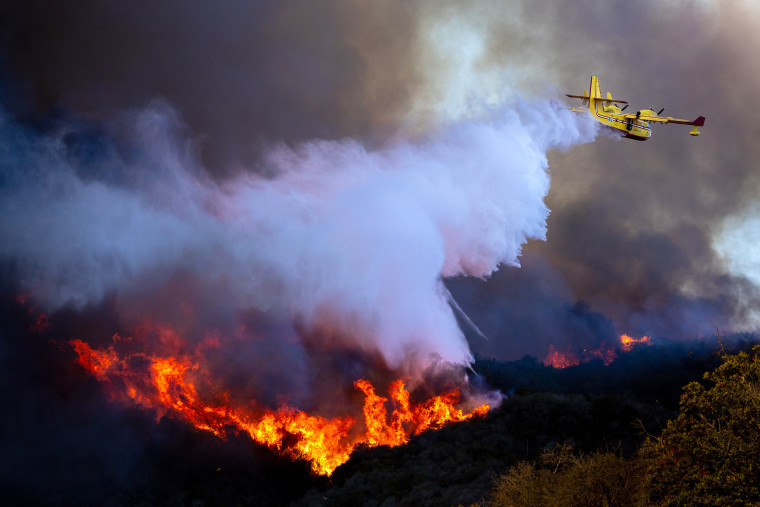 fire in palisades super scooper ocean water drop plane firefighting