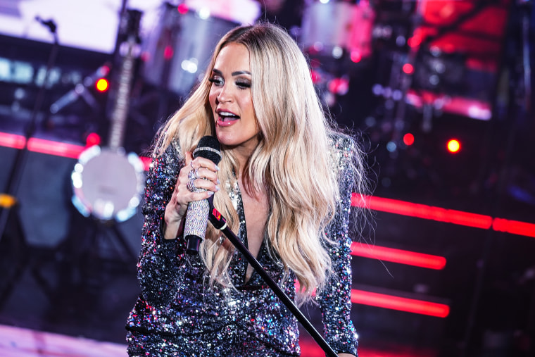 Carrie Underwood treedt op op Times Square op 31 december 2024 in New York.