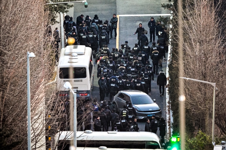 Imagem:Policiais entram no complexo da residência presidencial do presidente da Coreia do Sul, Yoon Suk Yeol, que sofreu impeachment.