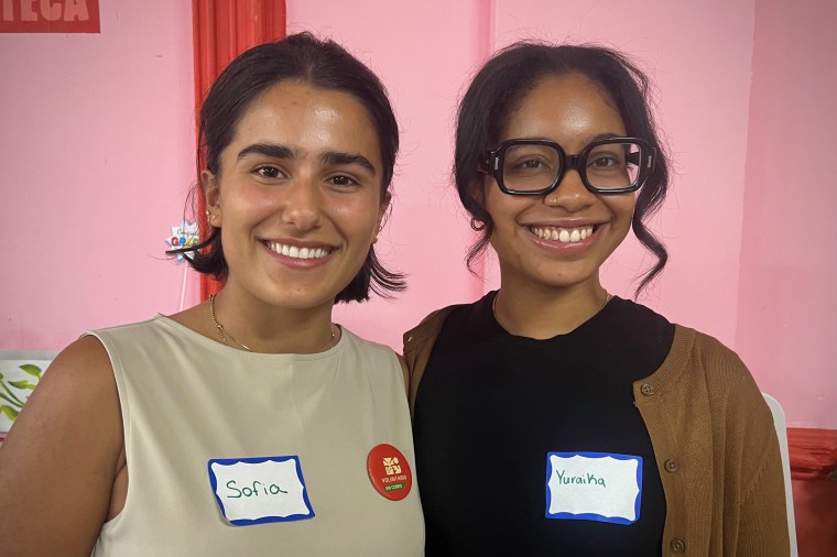 Voluntario y pasante en el Refugio del Sur de Brooklyn al final de la clínica del refugio el lunes por la noche.