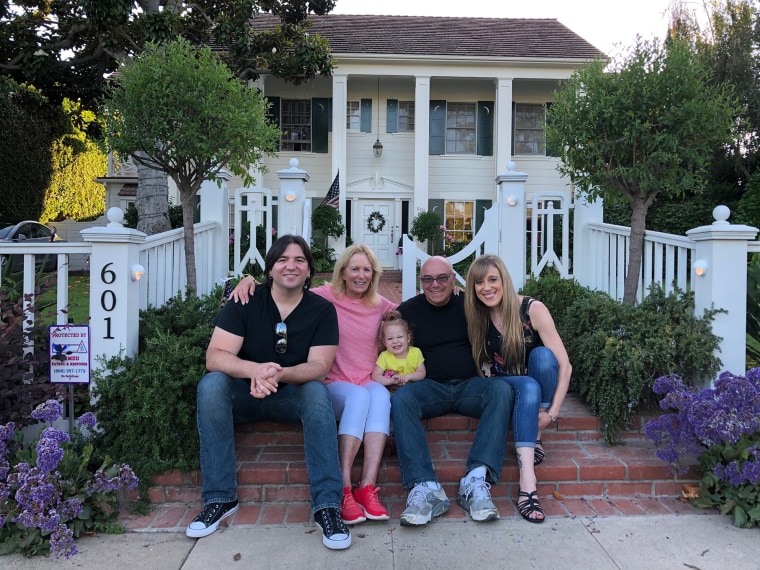 De izquierda a derecha, Justin, María, Chloe, Rick y Sherry Citron sentados frente a la casa de María y Rick en Pacific Palisades.