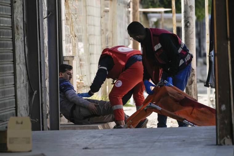 Médicos evacuam um homem ferido durante uma operação militar israelense na cidade de Jenin, na Cisjordânia, terça-feira, 21 de janeiro de 2025. 