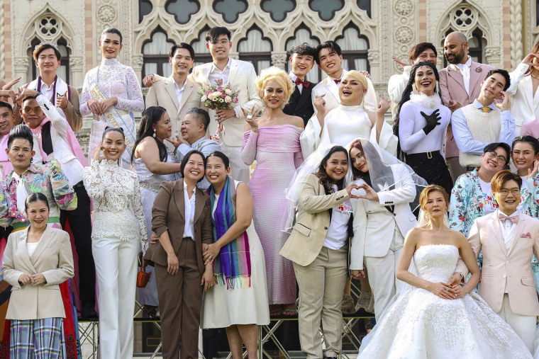 Casais LGBTQ celebram o projeto de lei de igualdade no casamento na sede do governo em Bangkok