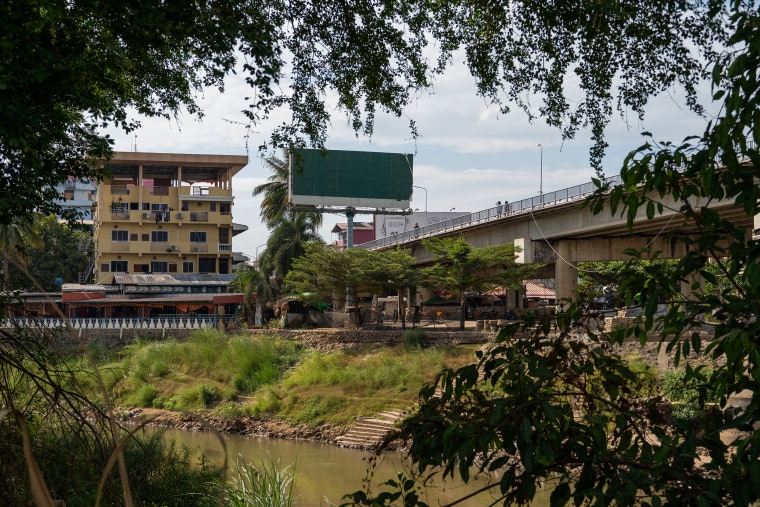 Uma mulher birmanesa em uma cidade fronteiriça na Tailândia administra uma clínica que está cada vez mais focada na <a href='https://www.guiadesaude.top/aco-inoxidavel-profissional-apontador-de-facas-de-cozinha-ferramenta-de-angulo-ajustavel-preto-e-vermelho-cinco-em-um-1pc' target='_blank' rel='follow'></noscript>saúde</a> mental entre os refugiados da vizinha Mianmar.” height=”1667″ width=”2500″/></picture></noscript><figcaption class=