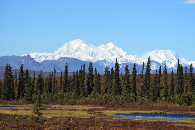 Denali, anteriormente conhecido como Monte McKinley, no Parque Nacional Denali, Alasca.