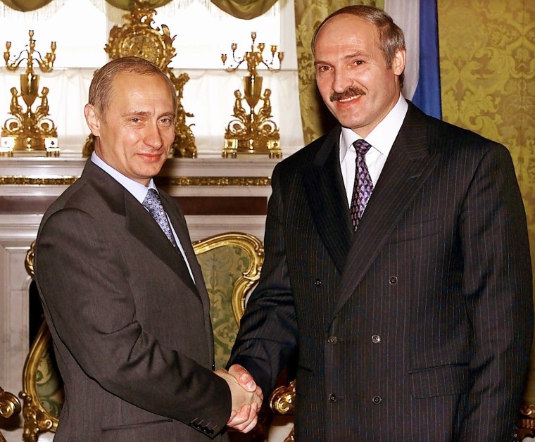 O presidente russo Vladimir Putin com o presidente da Bielorrússia Alexander Lukasheko em Moscou em 2000.