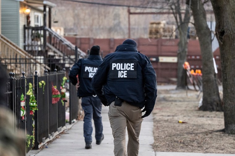 ICE Agents Carry Out Raid On Undocumented Immigrants In Chicago