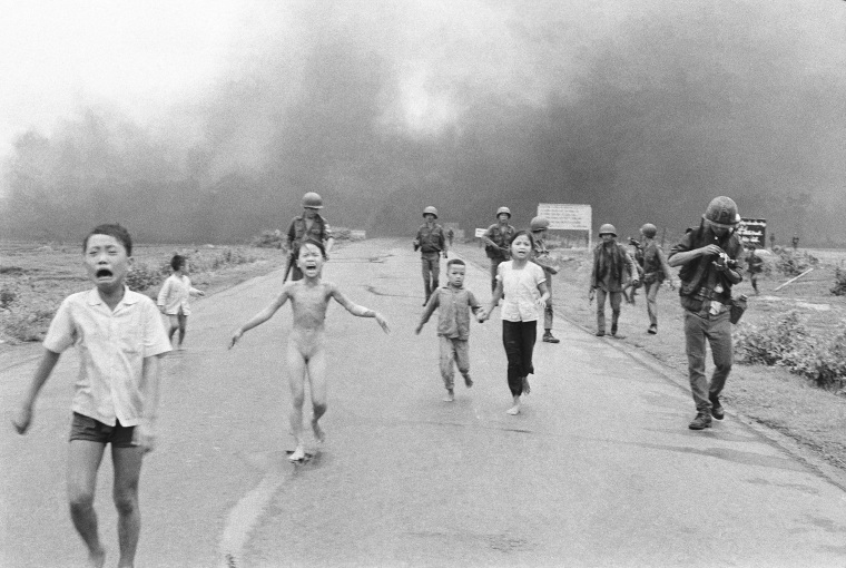 Zuid-Vietnamese troepen volgen na doodsbange kinderen, waaronder de 9-jarige Kim Phuc, centrum, terwijl ze Route 1 in de buurt van Trang Bang rennen na een Napalm-aanval op verdachte Viet Cong-schuilplaatsen, 8 juni 1972.