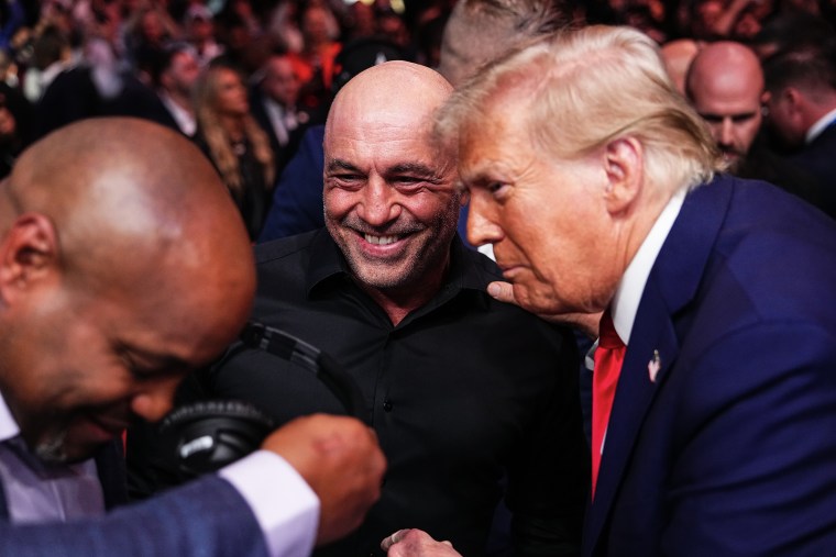 Daniel Cormier, Joe Rogan e o presidente eleito Donald Trump conversam durante o evento do UFC 309 no Madison Square Garden em 16 de novembro de 2024 na cidade de Nova York. 