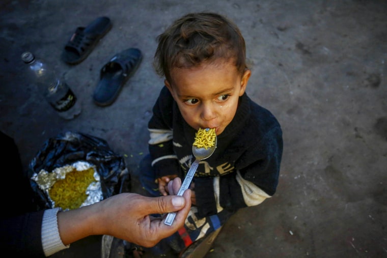 No meio dos ataques israelenses em Gaza, os palestinos deslocados toleram tendas temporárias e as escolas da UNWA para suportar situação mortal nas escolas