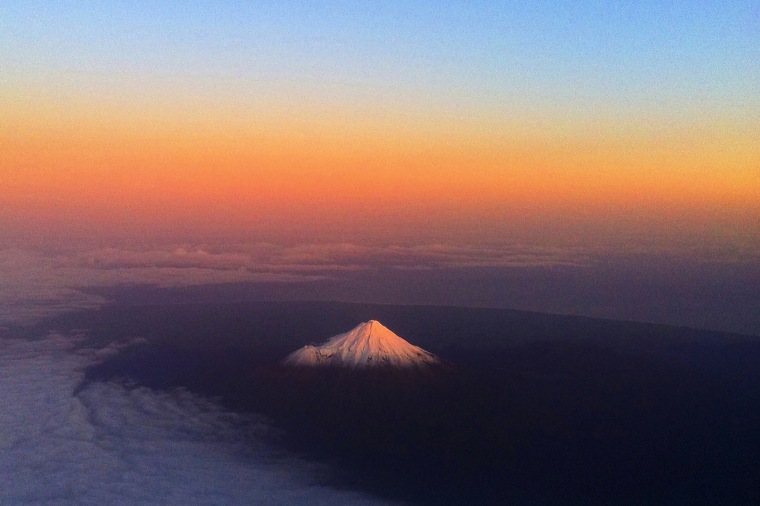 El Monte Taranaki de Nueva Zelanda, también conocido como Mount Eggmont, es un brillo cálido de Snow Peak, 12 de junio de 2011.