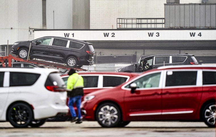 FIG: Os trabalhadores carregam as minivans Crysler na fábrica de montagem de Stelantis Windsor no Windsor do Canadá, em Ontário