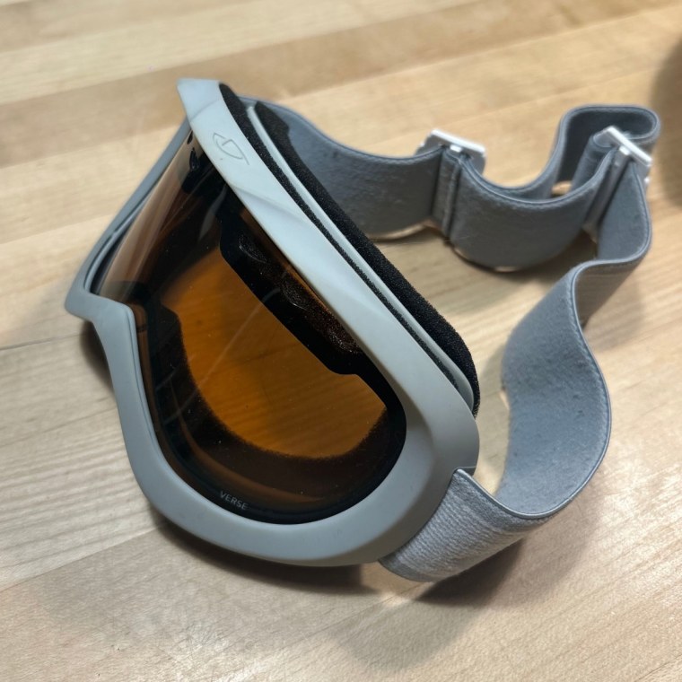 The Giro Verge Zoom Snow Goggles on a wooden table.