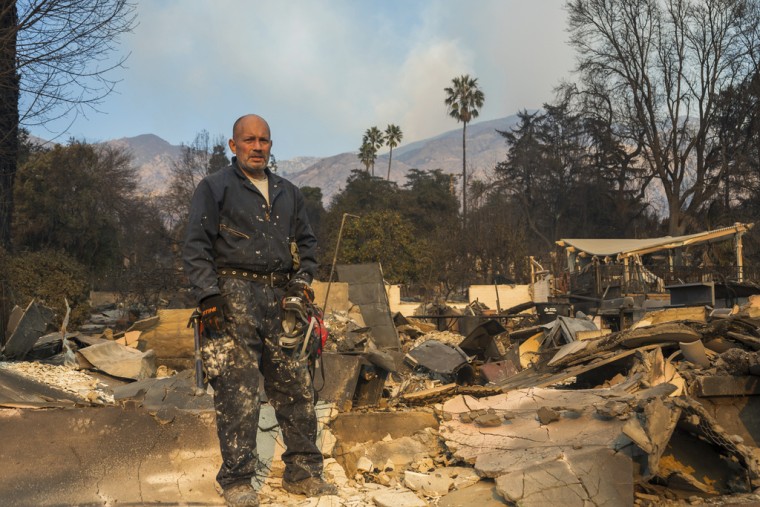 César Plaza revisa lo que queda de su casa en Altadena, California, el 9 de enero de 2025