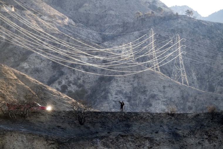 Un bombero toma medidas meteorológicas cerca de donde sigue vivo el incendio Eaton en Los Ángeles, el 13 de enero de 2025