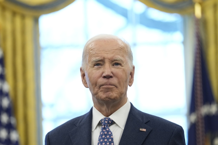 El presidente Joe Biden hace una pausa durante una sesión fotográfica con los galardonados con la Medalla al Valor en el Despacho Oval de la Casa Blanca en Washington, el 3 de enero de 2025. 