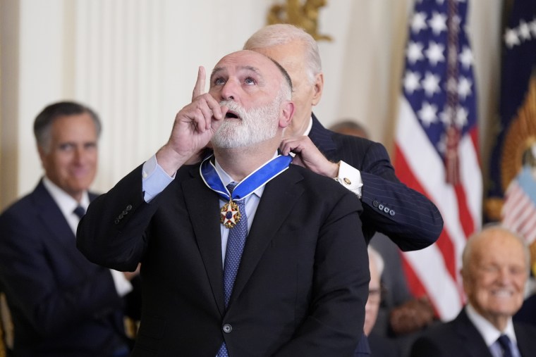 El chef español José Andrés hace un gesto mientras el presidente Joe Biden le entrega la Medalla Presidencial de la Libertad en la Casa Blanca, el sábado 4 de enero de 2025.