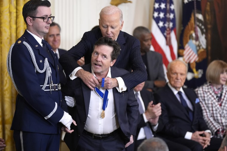 El actor canadiense Michael J. Fox también recibió la Medalla Presidencial de la Libertad, de manos del presidente Biden.