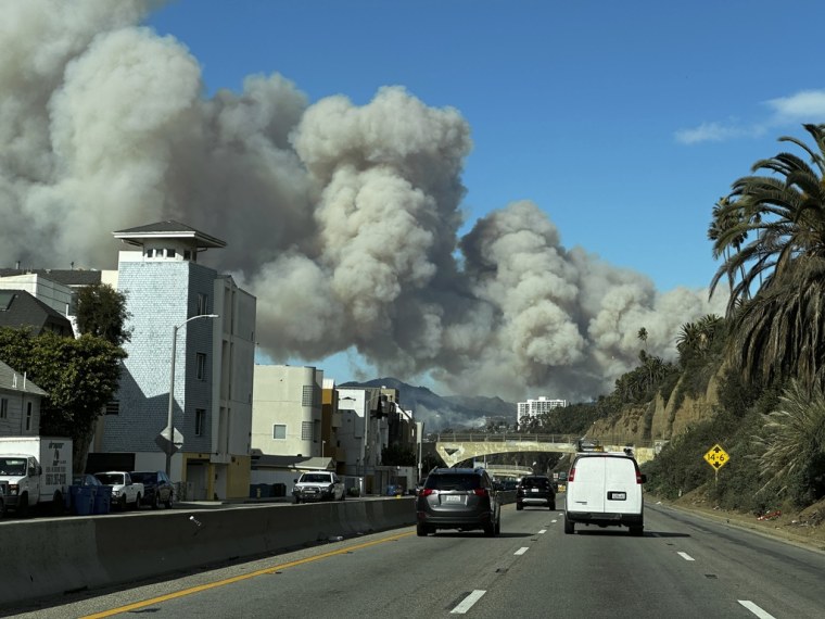 El humo se alza sobre Pacific Palisades, en Santa Mónica, California, el 7 de enero de 2025. 