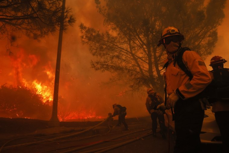 Los bomberos combaten las llamas del fuego Palisades en Pacific Palisades, en Los Ángeles, California, el 7 de enero de 2025. 