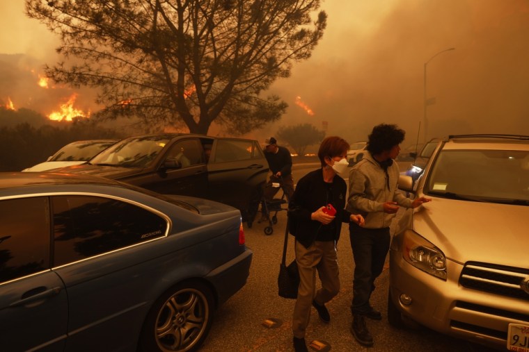 Un grupo de personas huye del fuego en Pacific Palisades, en Los Ángeles, California, el 7 de enero de 2025. 