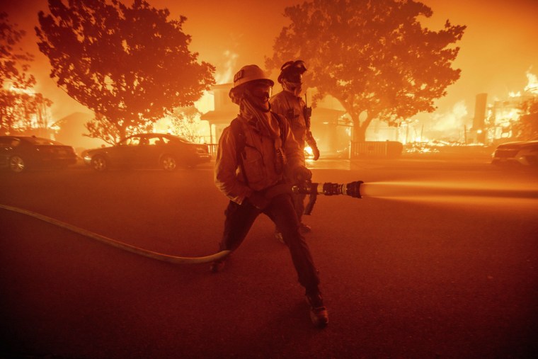 Bomberos combaten las llamas en Pacific Palisades, California, el 7 de enero de 2025.
