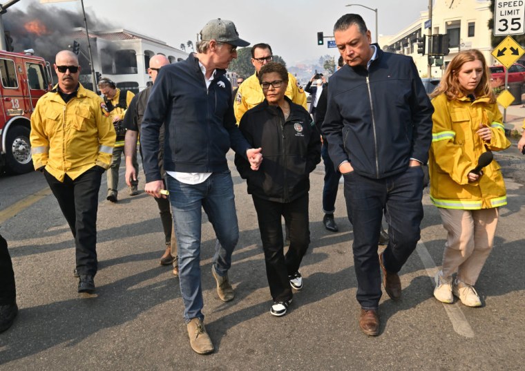 El gobernador de California Gavin Newsom junto con la alcaldesa de Los Ángeles Karen Bass y el senador Alex Padilla el 8 de enero 