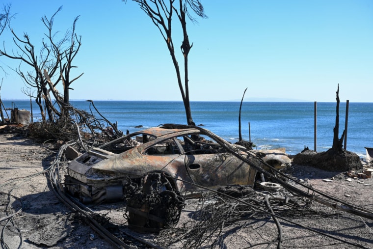 Los restos de un auto calcinado en la playa de Malibú debido al incendio Palisades en Los Ángeles, el 12 de enero de 2025