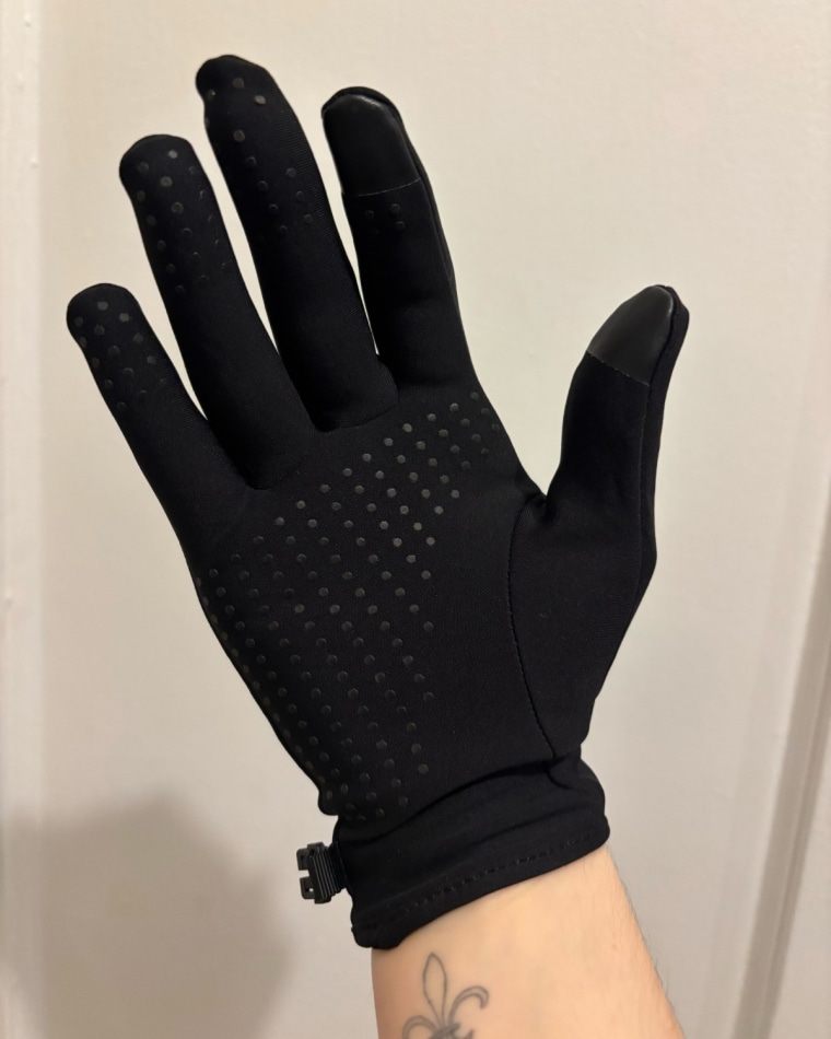 Woman wearing the Lululemon running glove on right hand.