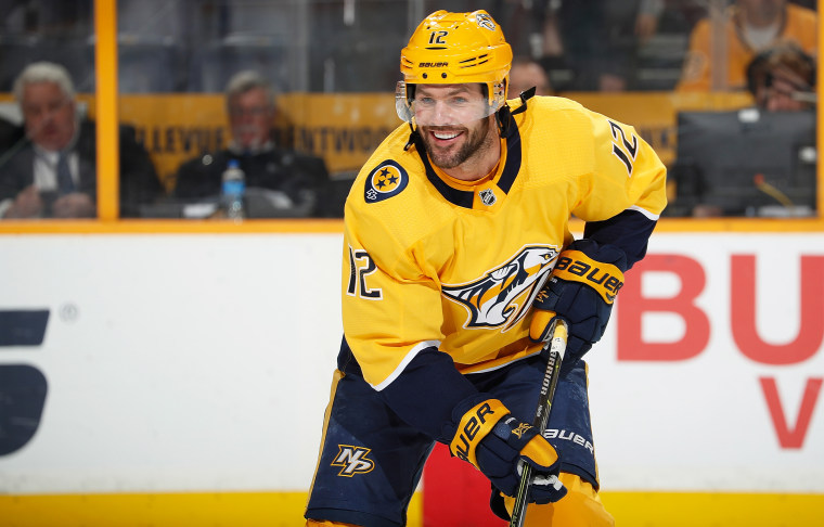 Mike Fisher, Spieler Nr. 12 der Nashville Predators, läuft beim Aufwärmen Schlittschuh.