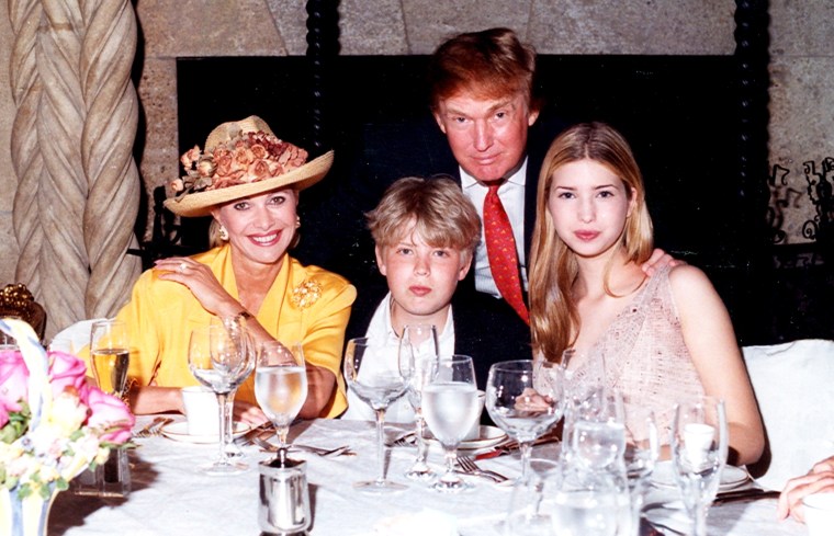 Retrato familiar de Ivana Trump, Eric Trump, Donald Trump e Ivanka Trump en 1998 en Palm Beach, FL.