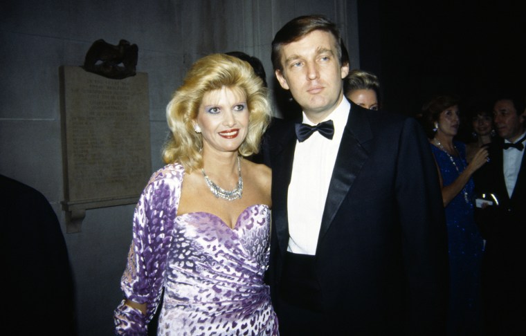 Дональд Трамп, түүний анхны эхнэр Ивана Трамп нар 1985 оны 12-р сард Нью-Йорк хотод.