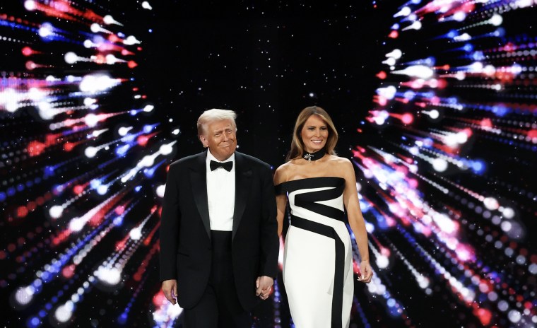 El presidente Donald Trump sube al escenario con su esposa, la Primera Dama Melania Trump, en la pelota inaugural de Liberty.