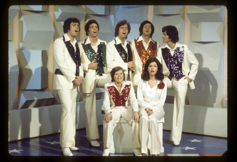 May 7, 1976.
FRONT: JIMMY OSMOND;MARIE OSMOND
BACK (L-R): ALAN OSMOND;JAY OSMOND;MERRILL OSMOND;WAYNE OSMOND;DONNY OSMOND