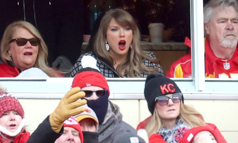 Taylor Swift (centro), Andrea Swift e Ed Gaels Chiefs-Texons 2025 no jogo dos playoffs.