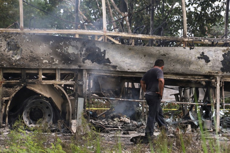 Trabajan en identificar a "las decenas de fallecidos" en el choque entre un autobús y un tráiler en el sureste de México