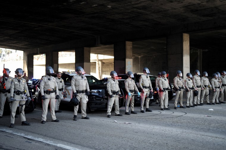 Los oficiales de policía se paran en una varita para mantener cuchillos