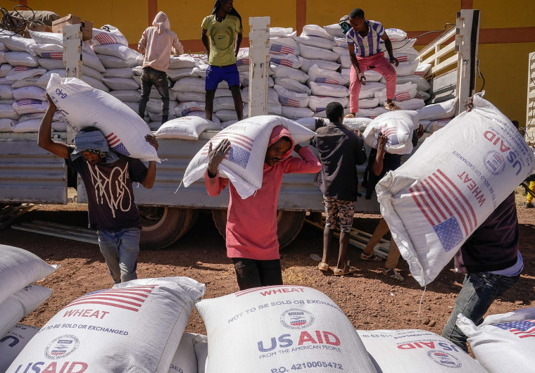 En un campamento de desplazamiento, los voluntarios descargaron una entrega de ayuda de USAID el 17 de diciembre de 2021 en el exterior de Etiopía. 