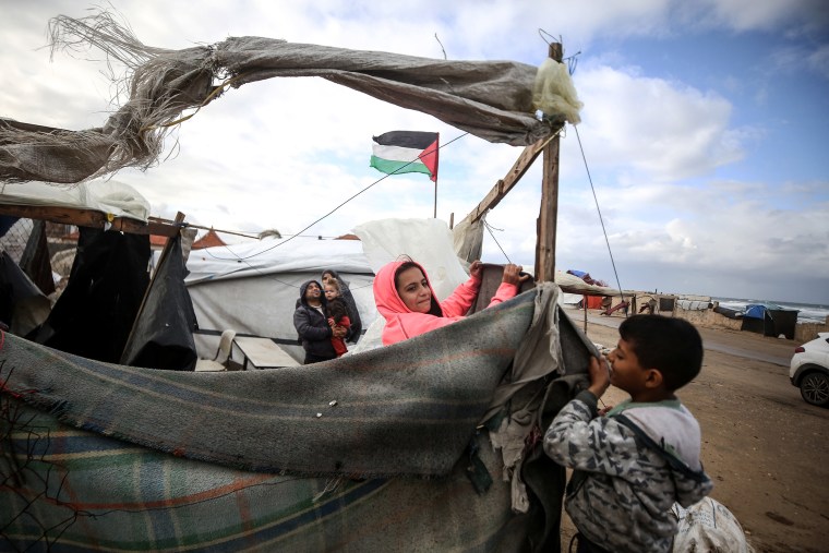 Cold weather conditions in Gaza negatively affect Palestinians staying in tents following ceasefire