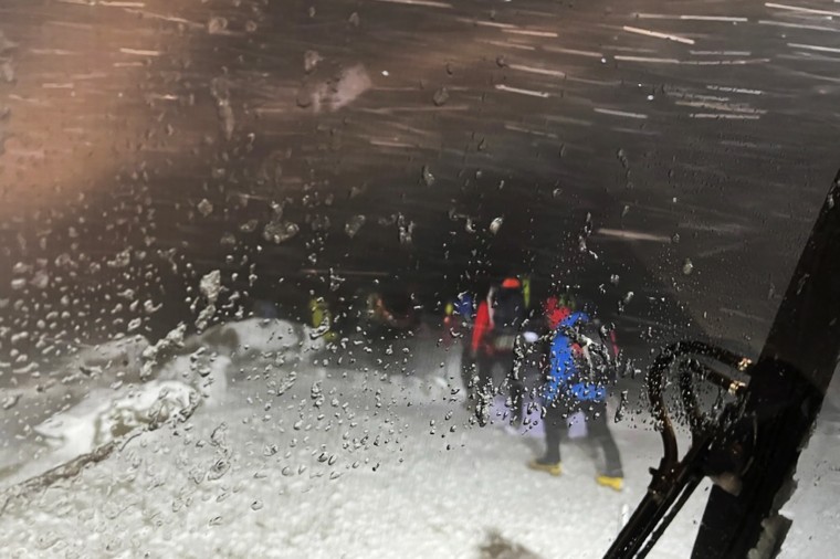 Freezing hikers stuck in waist-deep snow rescued during Mount Washington, New Hampshire whiteout