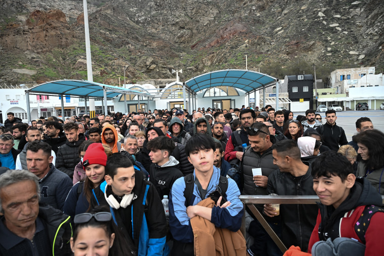 La isla de Santorini en Grecia continúa eliminando a medida que continúa la vibración