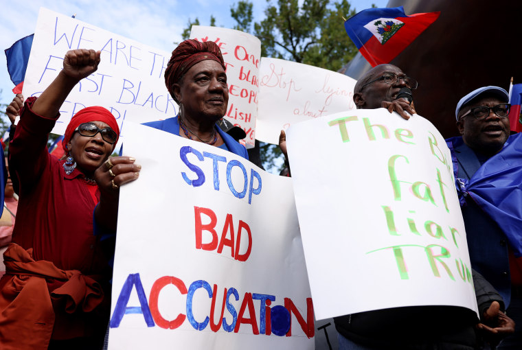 'Derrotamos o ódio juntos.' Os haitianos, outros se reuniram em Boston depois de Trump, visando as vans haitianas em Springfield, Ohio.